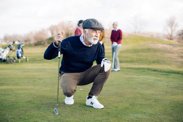 ritratto di un golfista anziano che ha scattato un colpo - golf athlete foto e immagini stock