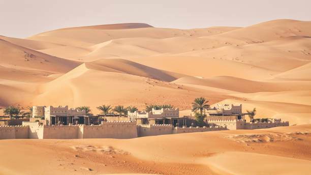 rub' al khali desert oasis village panorama sanddünen abu dhabi - arabian peninsula stock-fotos und bilder