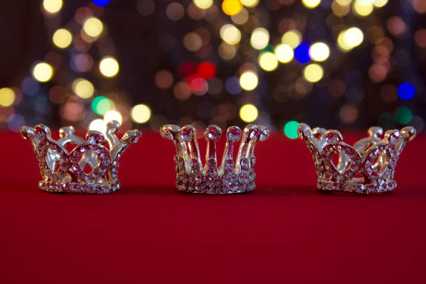 три серебряные короны, символ tres reyes magos (три мудреца) на красочном фоне боке. - gift christmas christmas present three objects стоковые фото и изображения