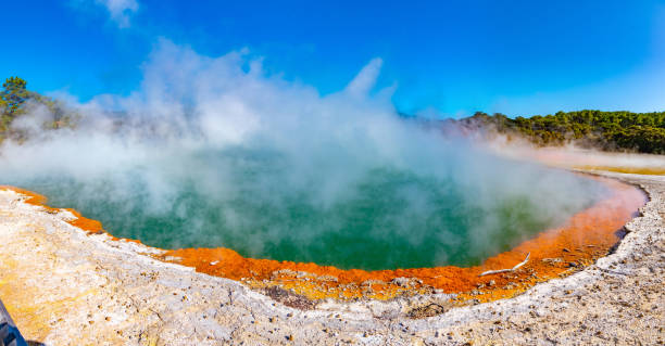 piscine à champagne à wai-o-tapu en nouvelle-zélande - sulphur landscape fumarole heat photos et images de collection