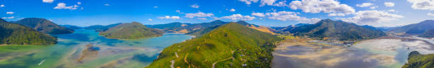 ニュージーランドのペロラスサウンド - marlborough region zealand new landscape ストックフォトと画像