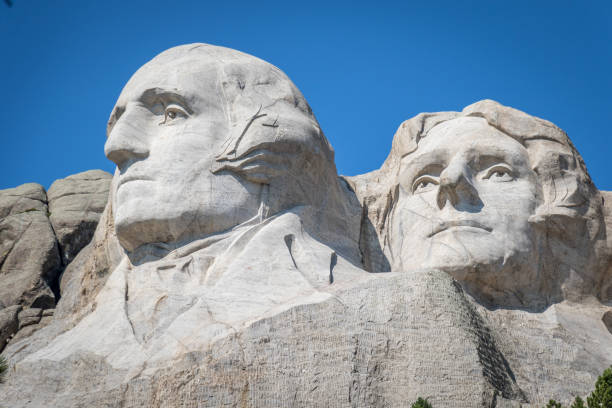 los bustos de george washington y thomas jefferson en el monumento nacional mount rushmore - mt rushmore national monument president george washington mountain fotografías e imágenes de stock