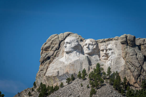 los bustos tallados de george washington, thomas jefferson, theodore teddy roosevelt y abraham lincoln en el monumento nacional mount rushmore - mt rushmore national monument president george washington mountain fotografías e imágenes de stock