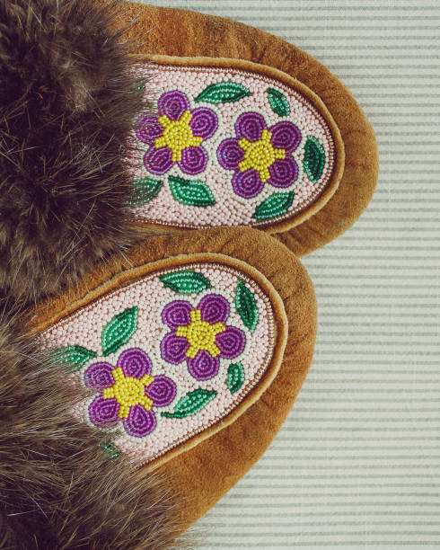 chinelos de mocassins com contas - cultura tribal da américa do norte - fotografias e filmes do acervo
