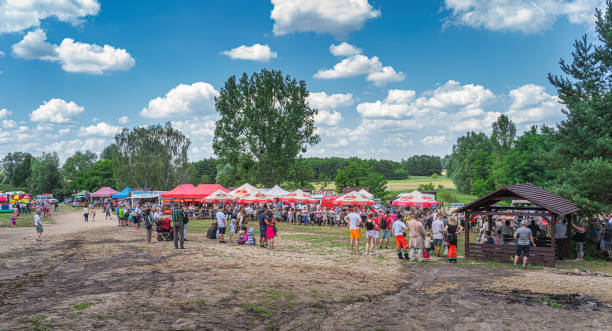 widzowie oglądający średniowieczny turniej wojowników w cedynii - cedynia zdjęcia i obrazy z banku zdjęć