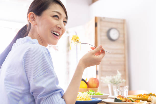 asian woman who eats - salad japanese culture japan asian culture imagens e fotografias de stock