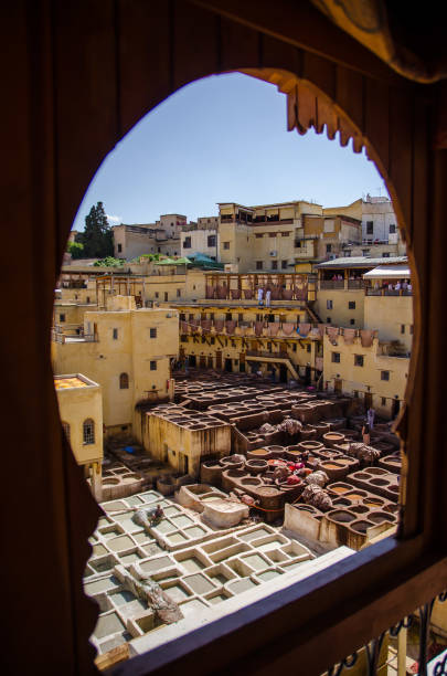 olhe pela janela tannery em fez - fes em marrocos norte da áfrica - moroccan tannery - fotografias e filmes do acervo