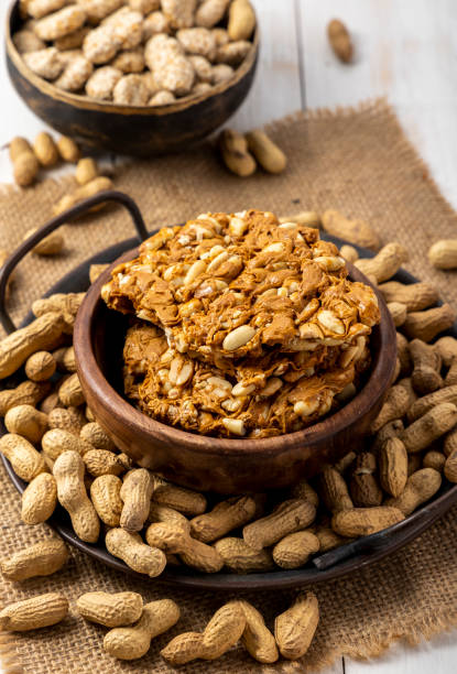 torta di semi di sesamo o caramelle, chikki di arachidi con arachidi tostate per la celebrazione del festival lohri - roasted sesame seeds foto e immagini stock