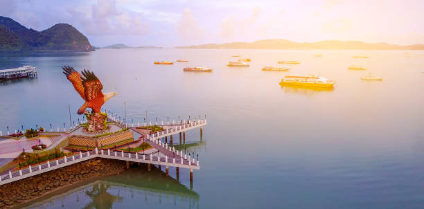 vue aérienne de statue publique d’aigle, le symbole de l’île de langkawi, malaisie - pulau langkawi photos et images de collection