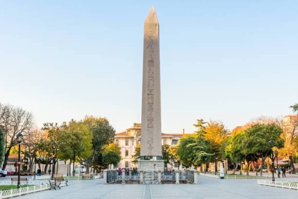 obelisco di teodosio (obelisco egiziano) vicino alla moschea blu nell'antico ippodromo al mattino sotto la luce del sole dorata a istanbul, turchia - obelisco foto e immagini stock