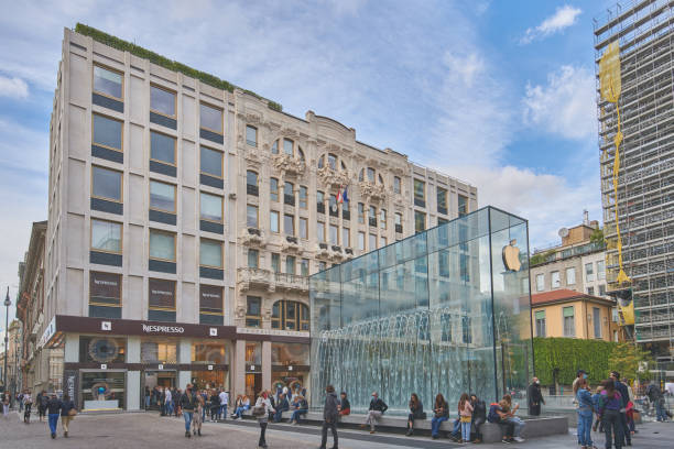 milan, italie - 04.10.2020 - apple store piazza del liberty dans le centre-ville de milan. - milan italy contemporary architecture shopping photos et images de collection