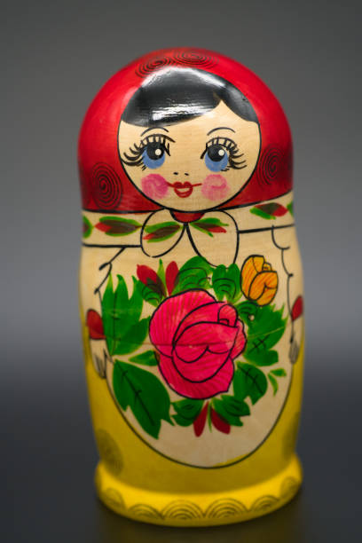 самая большая матрешка кукла изолирована на темном фоне - russian nesting doll scale russian culture large стоковые фото и изображения