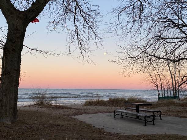 istock Dusk along Lake Michigan's Illinois shoreline 1293896784