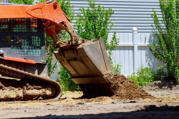 mini bulldozer avec la terre faisant des travaux d’aménagement paysager - grading photos et images de collection