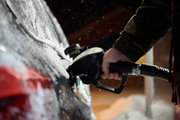 tankowanie gazu z silnikiem diesla na stacji benzynowej w zimie - gas station gasoline refueling fuel pump zdjęcia i obrazy z banku zdjęć