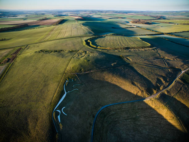 weißes pferd und eisenzeit-festung - hillfort stock-fotos und bilder