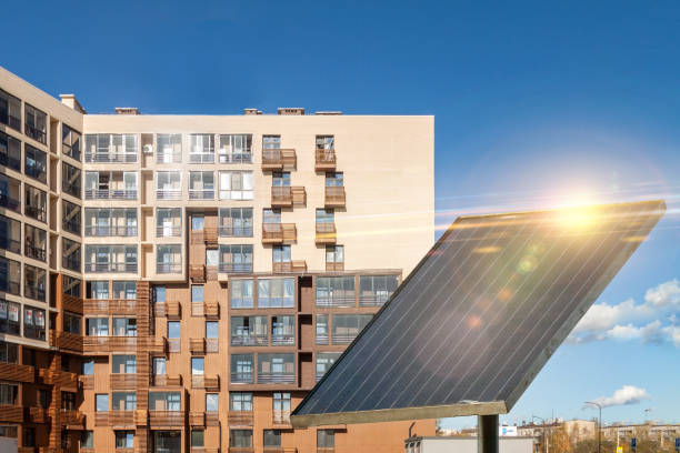 コンドンビルと青空背景のソーラーパネル - solarpanel ストックフォトと画像