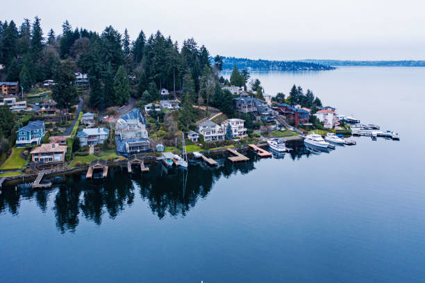 maisons le long du rivage sur la baie meydenbauer - bellevue washington state photos et images de collection