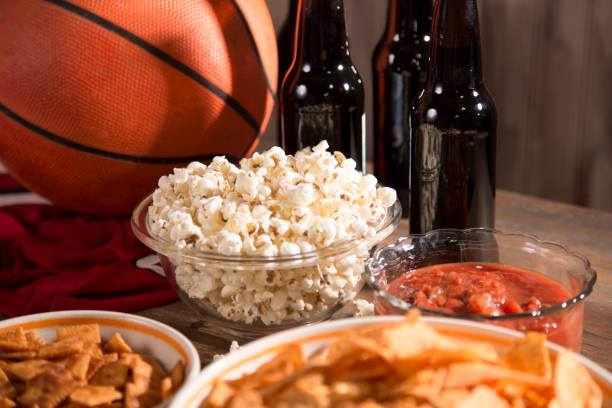 oglądanie gry w koszykówkę z przek�ąskami, napojami. - cashew beer nuts nut food zdjęcia i obrazy z banku zdjęć