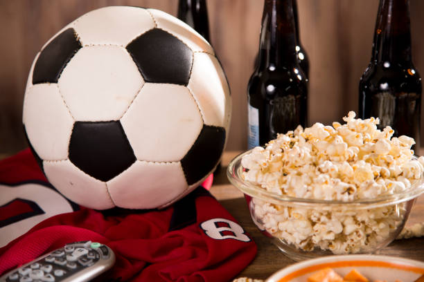 oglądanie gry w piłkę nożną z przekąskami, napojami. - cashew beer nuts nut food zdjęcia i obrazy z banku zdjęć