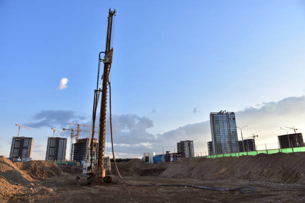 건설 현장에서 굴착 중 굴삭기.  지구 공사에 백호. 중공업 장비 - mining drill geotechnical borehole 뉴스 사진 이미지