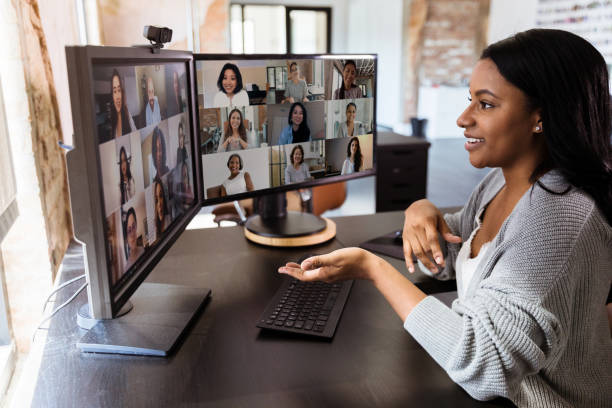 durante covid-19, gestos atractivos de la mujer durante la reunión virtual con colegas - collaboration fotografías e imágenes de stock