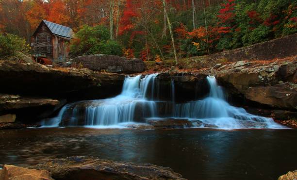 старая мельница в парке штата babstock в западной вирджинии с осенними цветами - autumn watermill glade creek waterfall стоковые фото и изображения