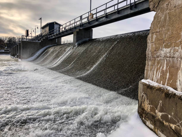 istock Little Chute Lock and Dam in wintertime 1293948913