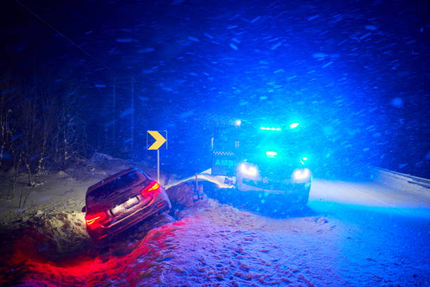 автомобильная авария на скользкой зимней дороге ночью - car speed lifestyles night стоковые фото и изображения