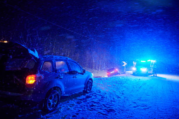 accidente de coche en la carretera de invierno resbaladiza por la noche - car speed lifestyles night fotografías e imágenes de stock