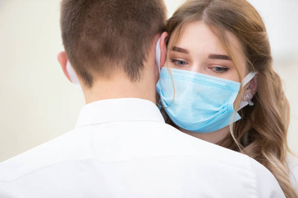 braut und bräutigam tragen medizinische masken. - isolated cold virus head and shoulders cold and flu stock-fotos und bilder