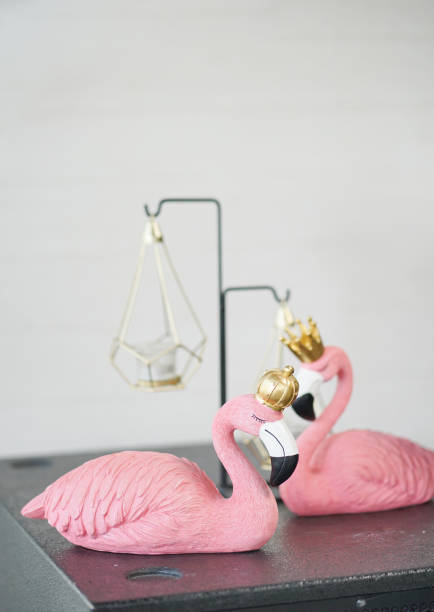 flamingo. decoração de interiores de um amante flamingo copuple com espaço de cópia no fundo. - photography still life vertical bill - fotografias e filmes do acervo