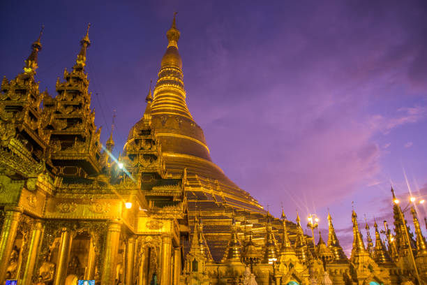 пагода шведагон в янгоне мьянма азия - burmese culture myanmar old outdoors стоковые фото и изображения