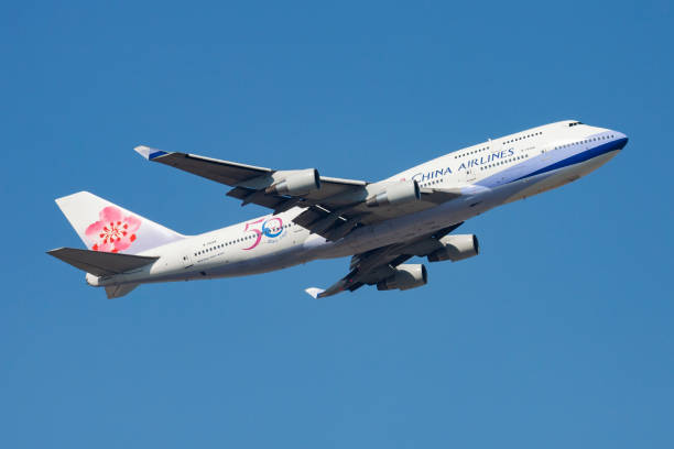 중화항공 특별 스티커 보잉 747-400 b-18208 여객기 출발 및 홍콩 chek lap kok 공항에서 이륙 - boeing boeing 747 airplane cargo container 뉴스 사진 이미지