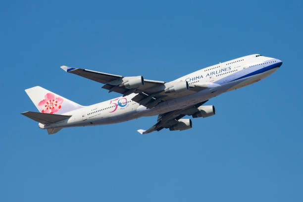 china airlines specjalna naklejka boeing 747-400 b-18208 odlot samolotu pasażerskiego i startu na lotnisku hong kong chek lap kok - boeing 747 airplane taking off commercial airplane zdjęcia i obrazy z banku zdjęć