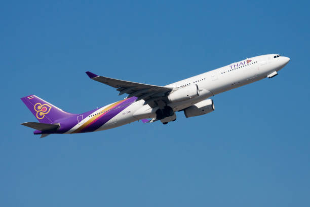 thai airways airbus a330-300 hs-ten odlot samolotu pasażerskiego i startu na lotnisku hong kong chek lap kok - thai airways zdjęcia i obrazy z banku zdjęć