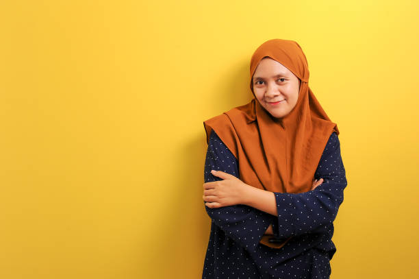 portrait of confidence asian muslim woman with crossed arms smiling look at camera - 3846 imagens e fotografias de stock