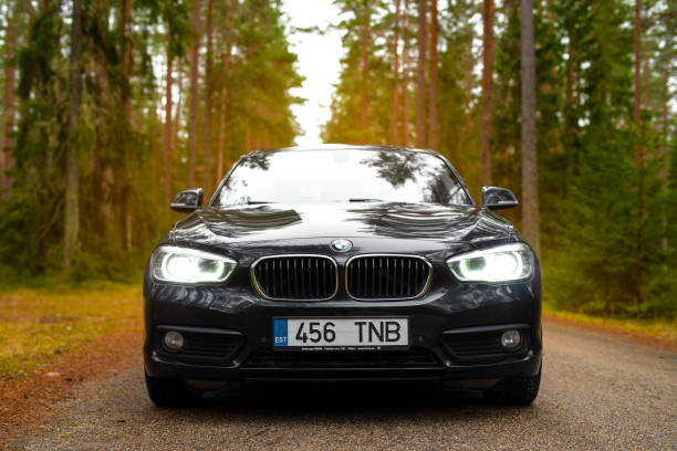 vue avant d’une bmw 116d dans la nature - surgical pin photos et images de collection