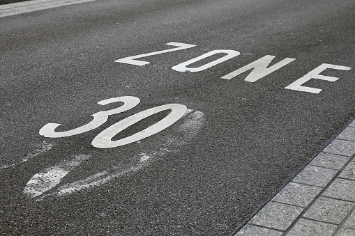 Zone with a speed limit of 30 kilometers per hour is visible on the road surface.