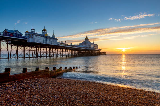 muelle de eastbourne al amanecer. - sussex fotografías e imágenes de stock