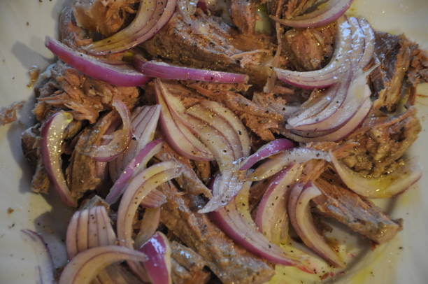 insalata di manzo bollita fredda gourmet con cipolla e olio d'oliva sul piatto, da vicino. - aglio alliacee foto e immagini stock