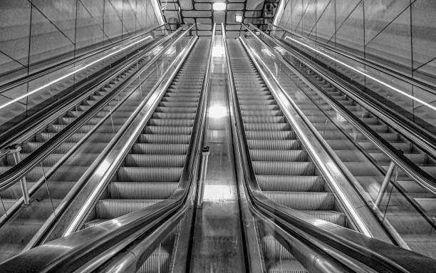 вид вверх на серебряный эскалатор с ведущими линиями - railroad station escalator staircase steps стоковые фото и изображения