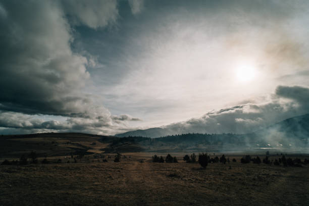 landfeuer und rauch in nicht-städtischer lage in der nähe der berge. brennendes land mit massivem rauch in bjelasnica, bosnien und herzegowina - non urban scene nature rural scene outdoors stock-fotos und bilder