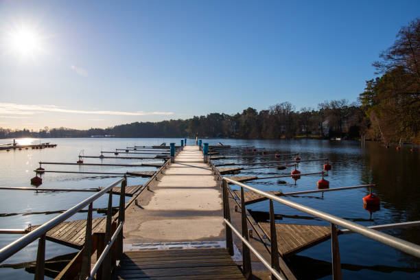 puste doki w porcie scharmuetzelsee, brandenburgia, niemcy. puste doki w zimie pod bezchmurnym niebem w południe. - winter city germany brandenburg zdjęcia i obrazy z banku zdjęć