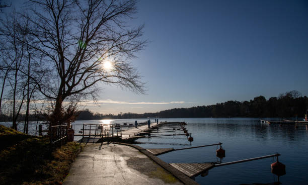 puste doki w porcie scharmuetzelsee, brandenburgia, niemcy. puste doki w zimie pod bezchmurnym niebem w południe. - winter city germany brandenburg zdjęcia i obrazy z banku zdjęć