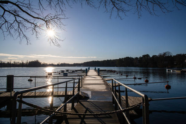 puste doki w porcie scharmuetzelsee, brandenburgia, niemcy. puste doki w zimie pod bezchmurnym niebem w południe. - winter city germany brandenburg zdjęcia i obrazy z banku zdjęć