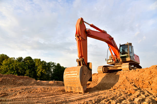 bagger graben sand am tagebau. schwere maschinen, die im bergbausteinbruch arbeiten. - archäologie stock-fotos und bilder