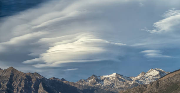 soczewkowe chmury nad śnieżnymi górami - ufology zdjęcia i obrazy z banku zdjęć