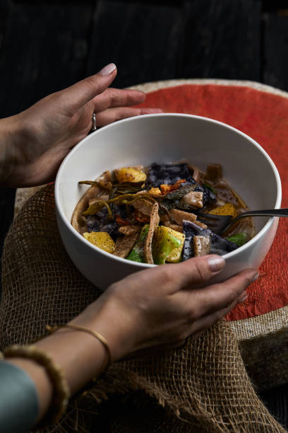 pasta pizzoccheri con repollo chino, patata sobre fondo oscuro. plato tradicional italiano - pizzoccheri fotografías e imágenes de stock