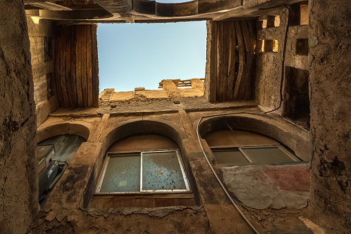 Edificio ruina cerca del castillo de Tarout, Qatif, Arabia Saudita. photo